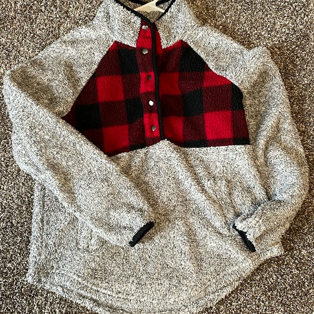Maurices long sleeve Sherpa size small, gray with buffalo plaid.
